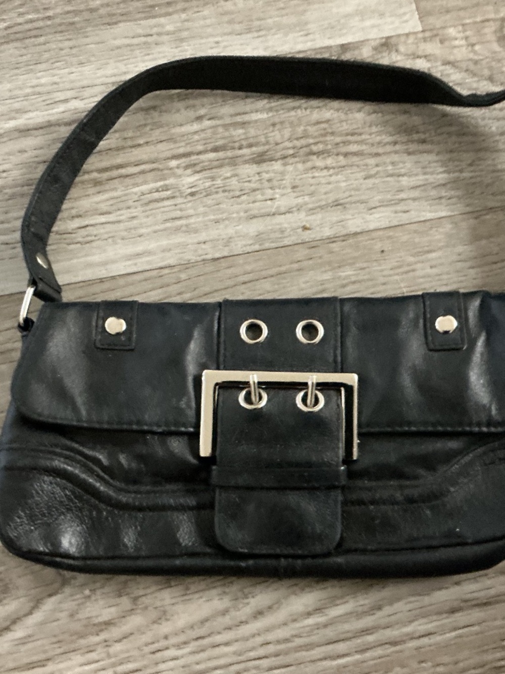 Y2K Vintage Wilson shoulder bag leather black with silver strap. Real silver.